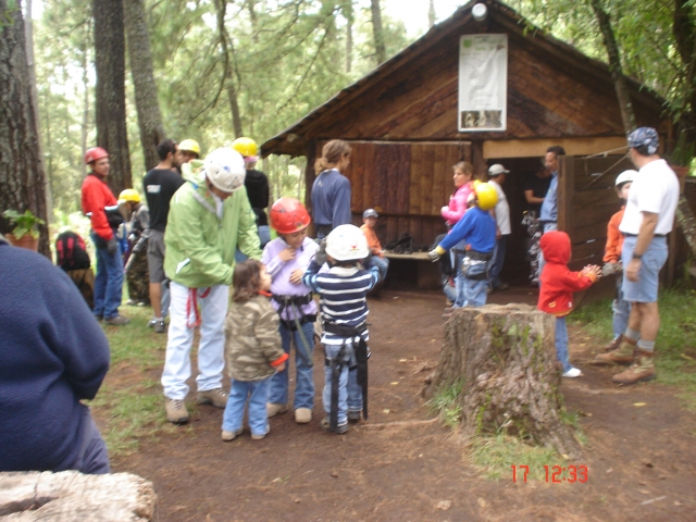 Niños a la tirolina